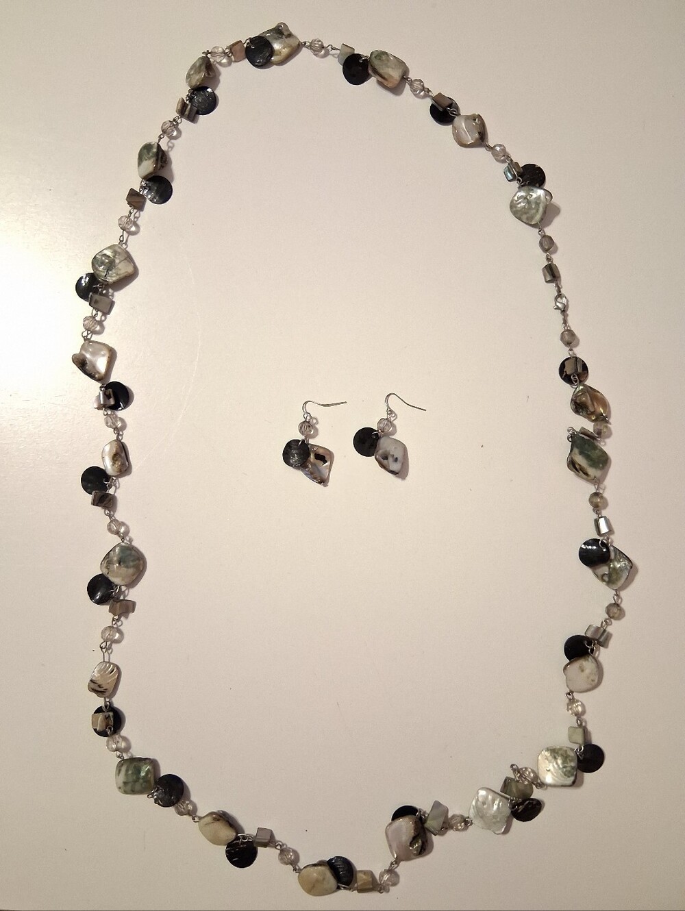 Elegant Multi-Tone Shell Necklace & Earrings Set - White, Black, Green